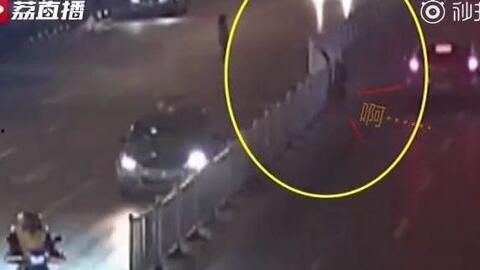 栅栏处吃瓜,揭秘乡村生活的闲适时光