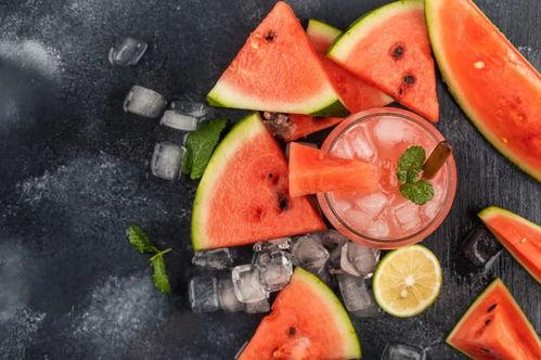 医院宿舍吃瓜照片,医院宿舍里的夏日悠闲时光